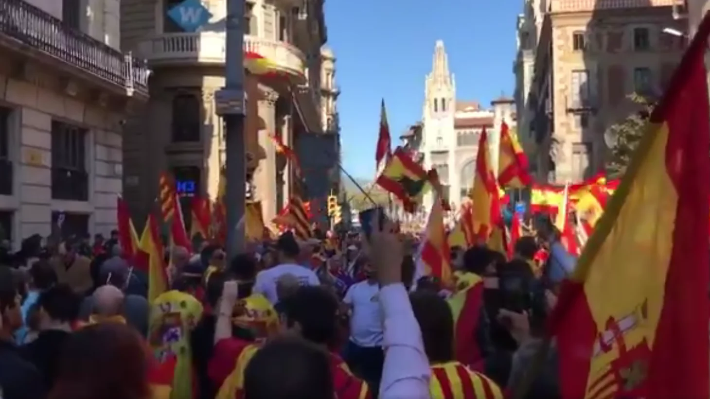 Manifestantes frente a la sede la Policía Nacional en Barcelona para mostrarles su apoyo Manifestantes frente a la sede la Policía Nacional en Barcelona para mostrarles su apoyo