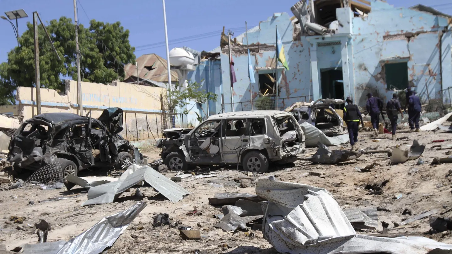 Varios coches destruidos en el escenario de un atentado con coche bomba en Mogadiscio Varios coches destruidos en el escenario de un atentado con coche bomba en Mogadiscio