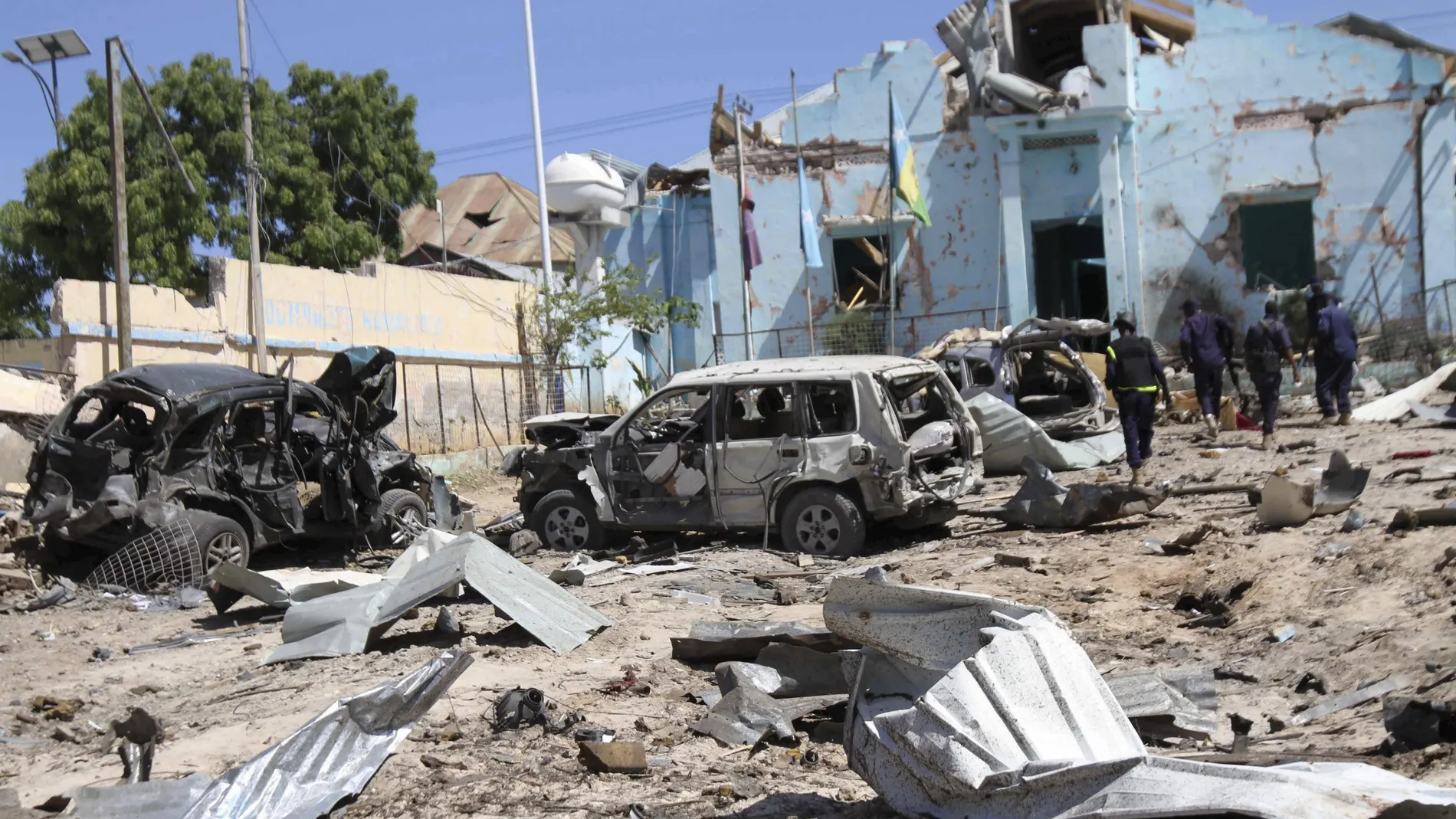 Varios coches destruidos en el escenario de un atentado con coche bomba en Mogadiscio