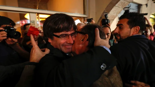 Puigdemont abraza a un ciudadano en Girona Puigdemont abraza a un ciudadano en Girona