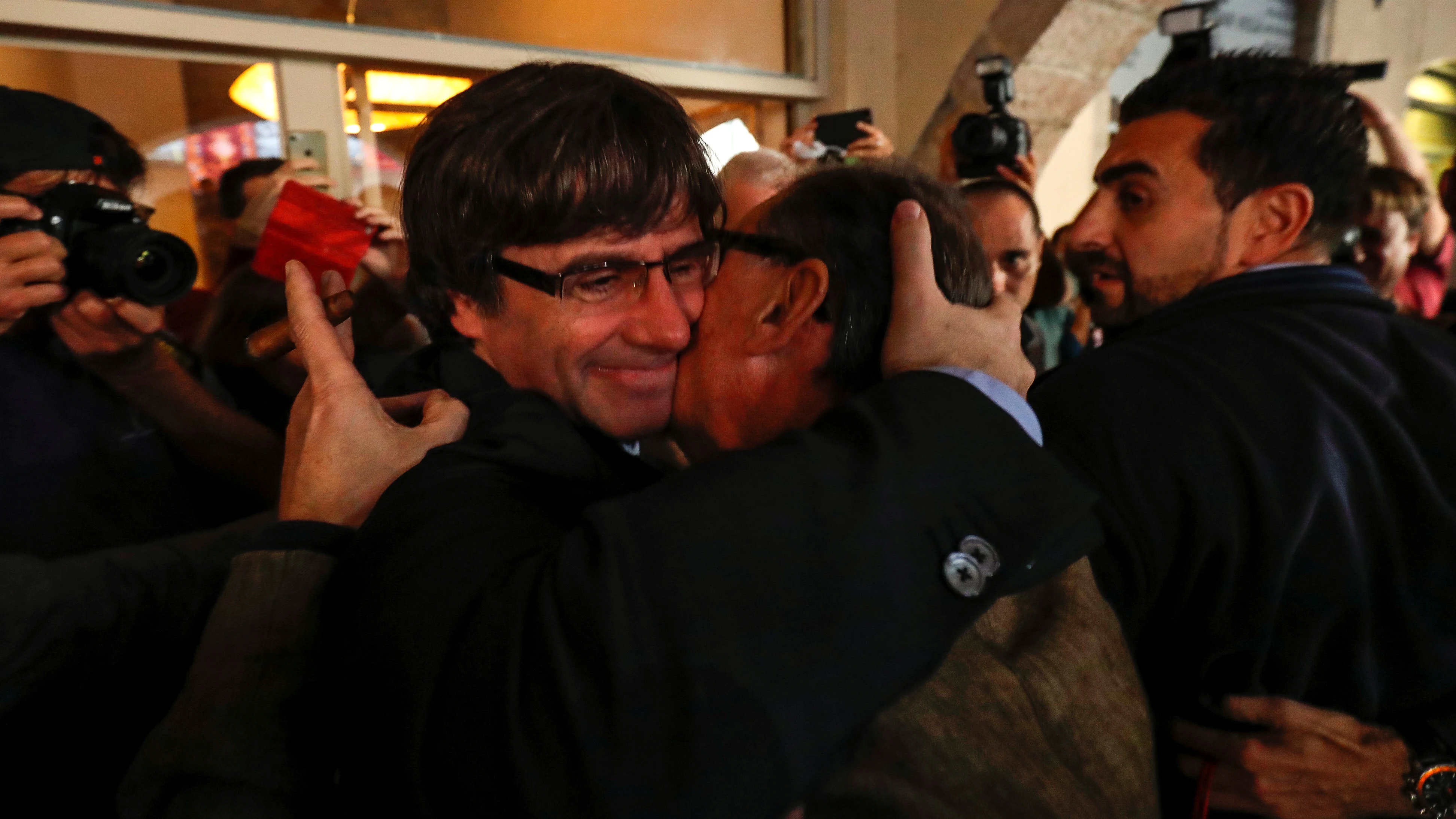 Puigdemont abraza a un ciudadano en Girona