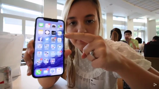 Brooke Amelia Peterson con el iPhone X Brooke Amelia Peterson con el iPhone X