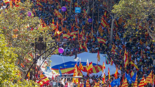 España y Cataluña unidos en un corazón en una de las pancartas España y Cataluña unidos en un corazón en una de las pancartas