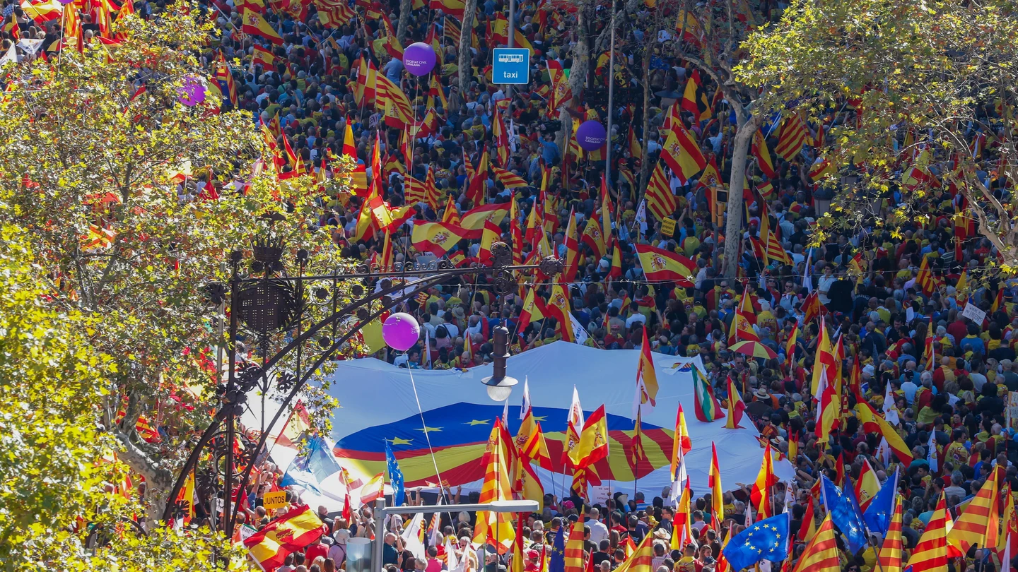 España y Cataluña unidos en un corazón en una de las pancartas España y Cataluña unidos en un corazón en una de las pancartas