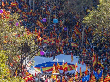 España y Cataluña unidos en un corazón en una de las pancartas España y Cataluña unidos en un corazón en una de las pancartas