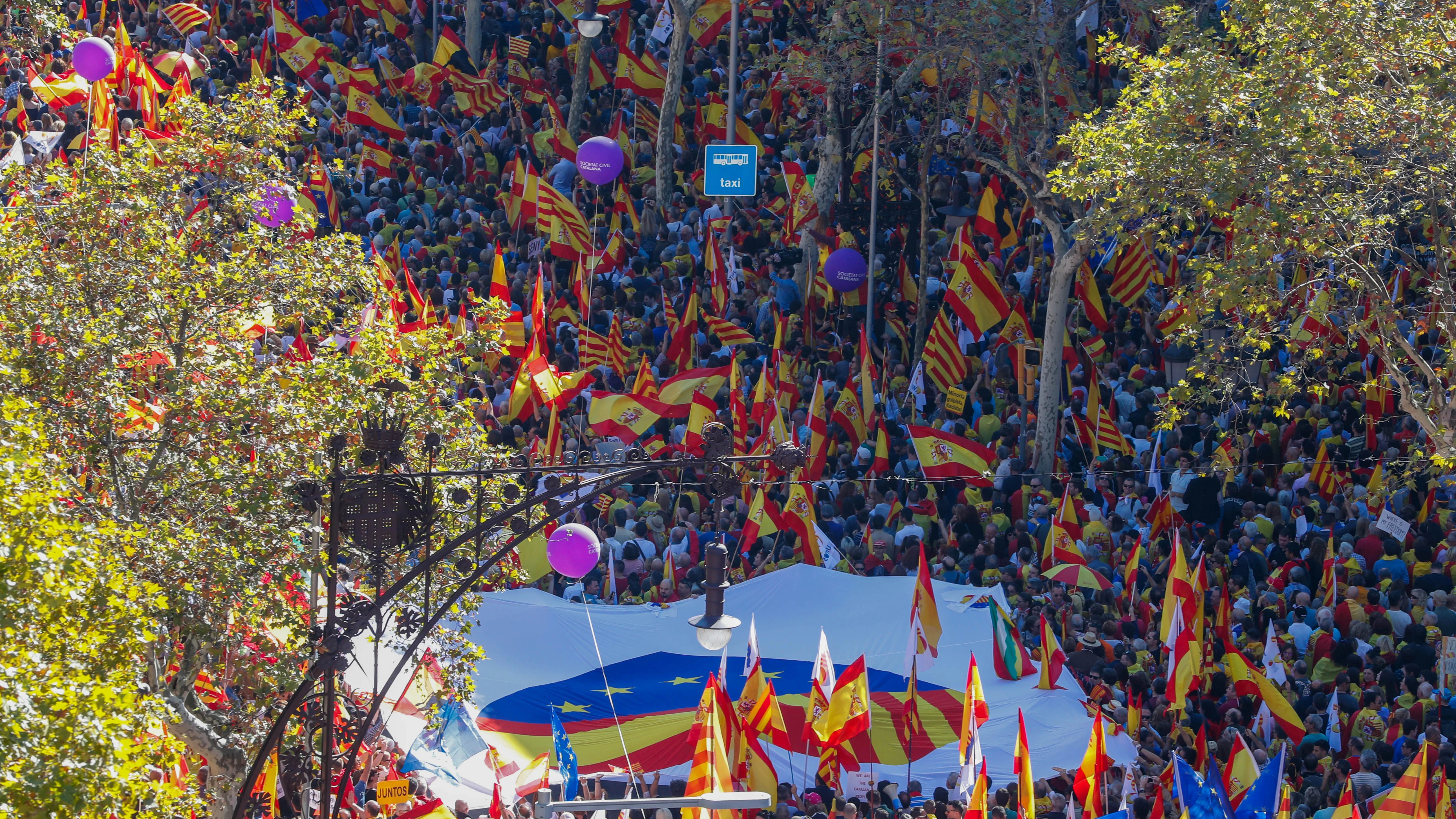 España y Cataluña unidos en un corazón en una de las pancartas