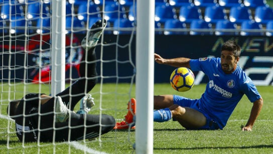 Bergara disputa un bal&oacute;n con Rulli