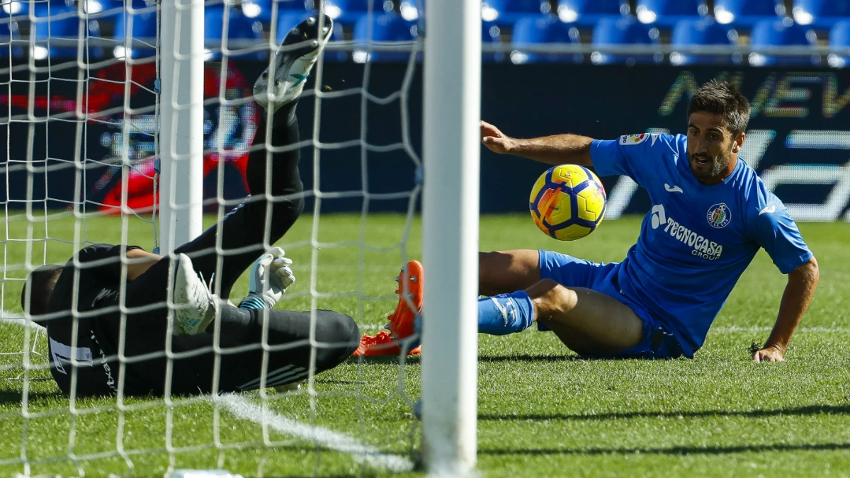 Bergara disputa un balón con Rulli