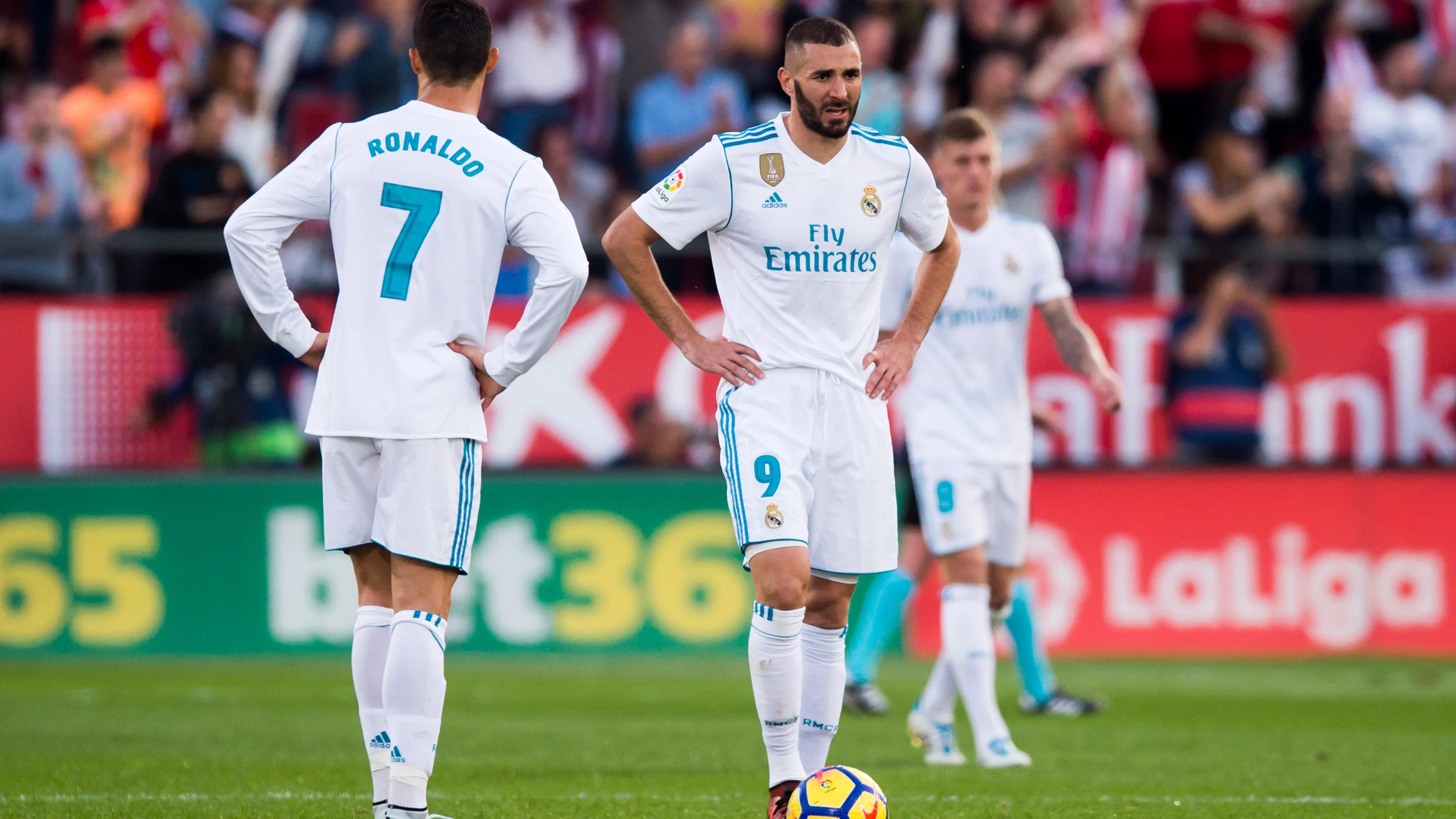 Cristiano, Benzema y Kroos se lamentan tras un gol del Girona