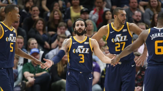 Ricky Rubio, felicitado por sus compañeros tras anotar una canasta Ricky Rubio, felicitado por sus compañeros tras anotar una canasta