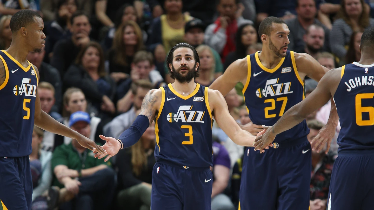 Ricky Rubio, felicitado por sus compañeros tras anotar una canasta Ricky Rubio, felicitado por sus compañeros tras anotar una canasta
