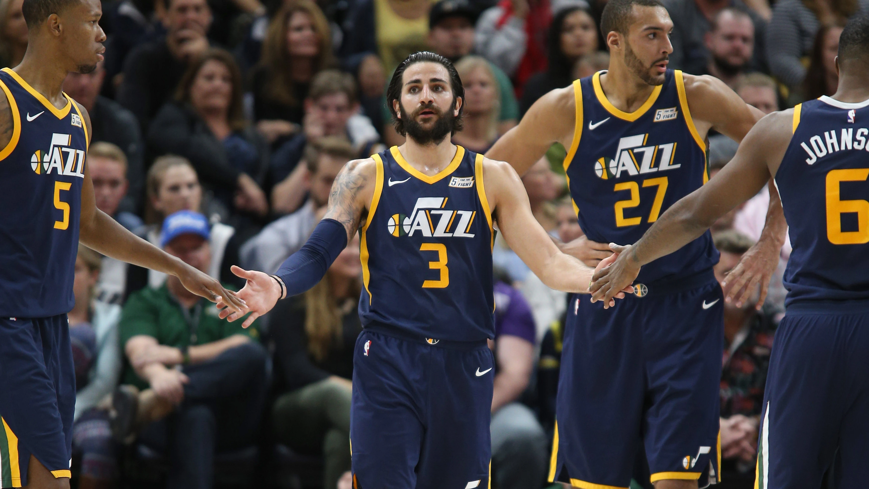 Ricky Rubio, felicitado por sus compañeros tras anotar una canasta