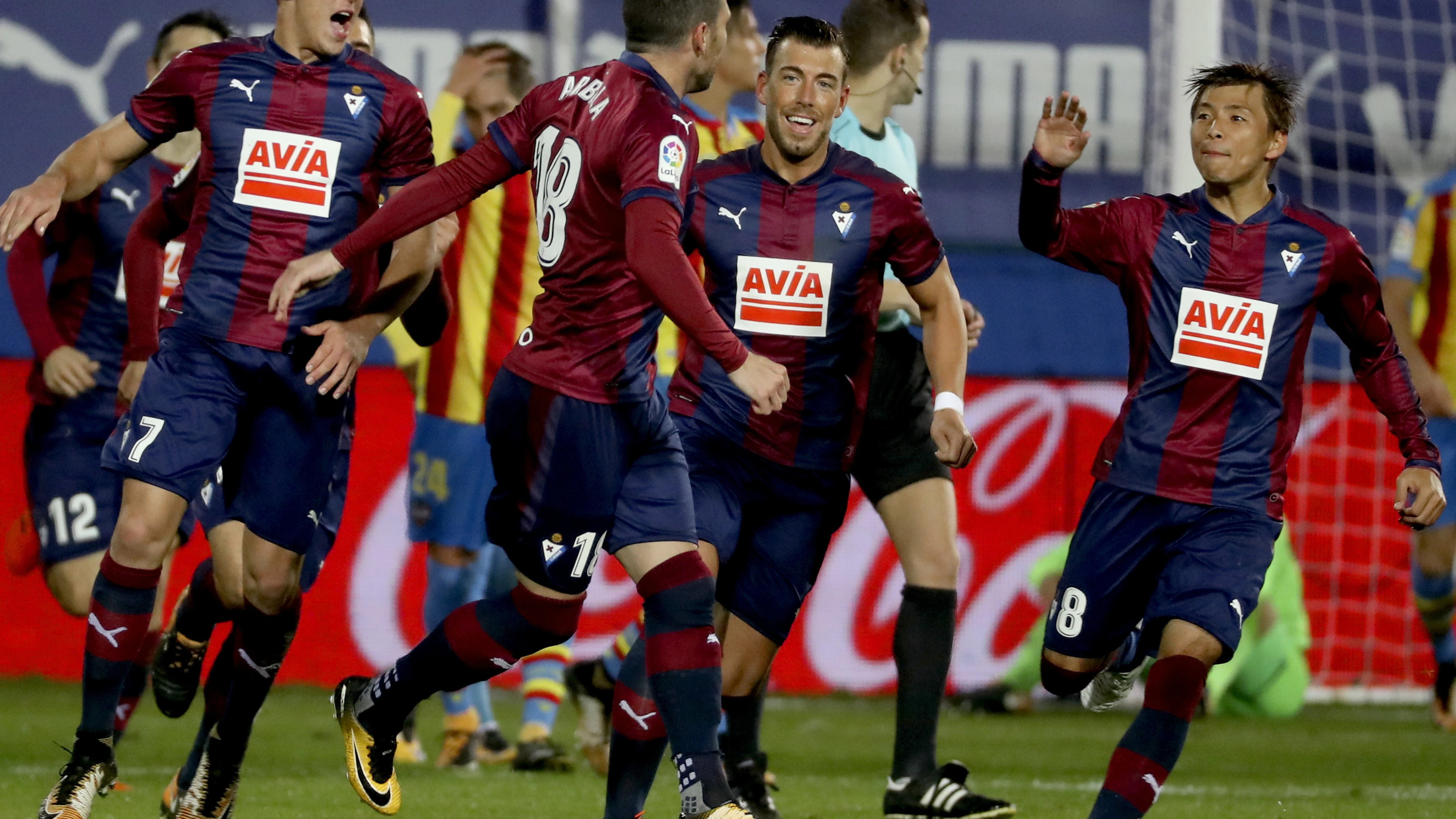 Los jugadores del Eibar celebran un gol ante el Levante