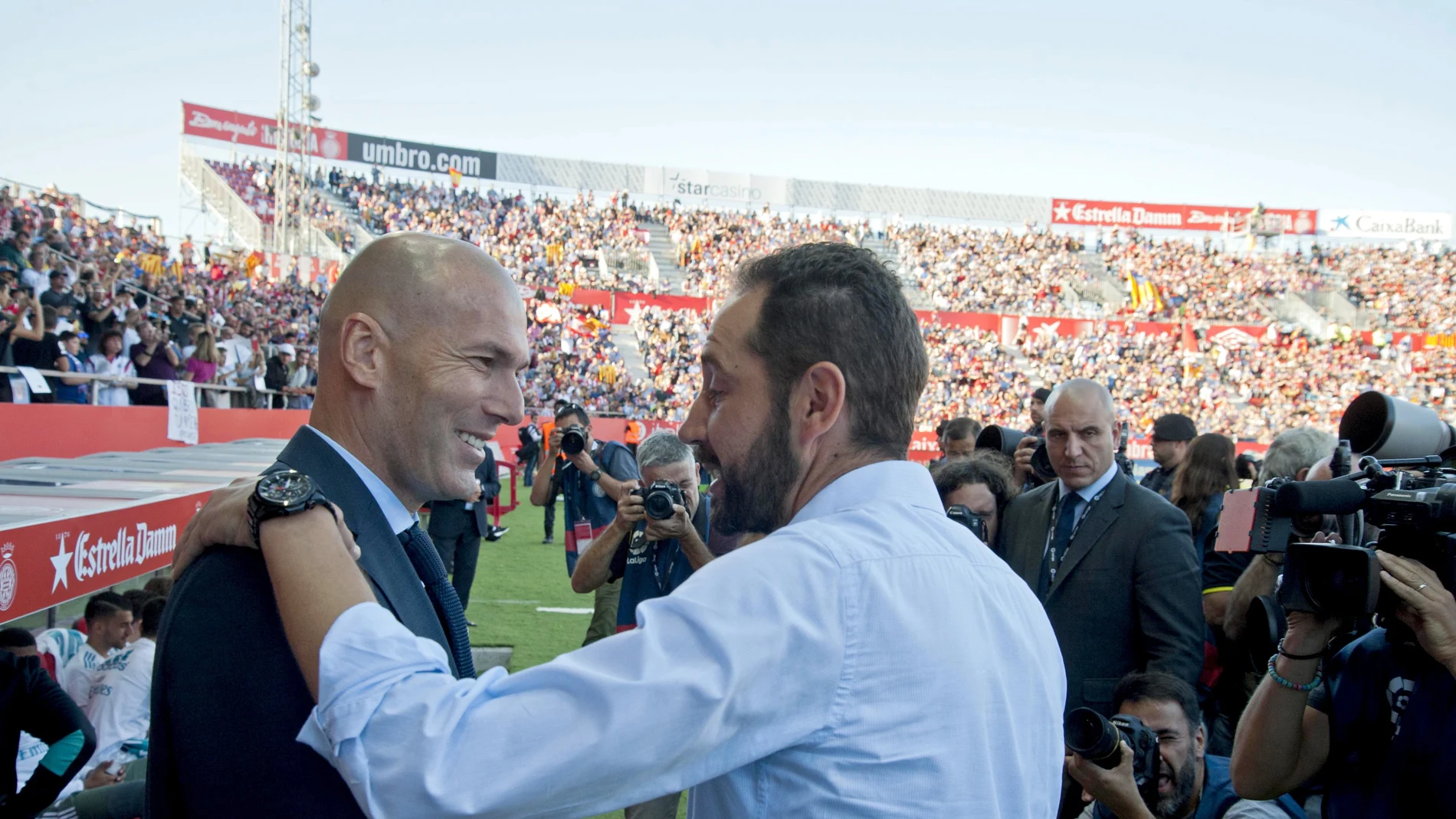 Pablo Machín saluda a Zidante antes del comienzo del partido
