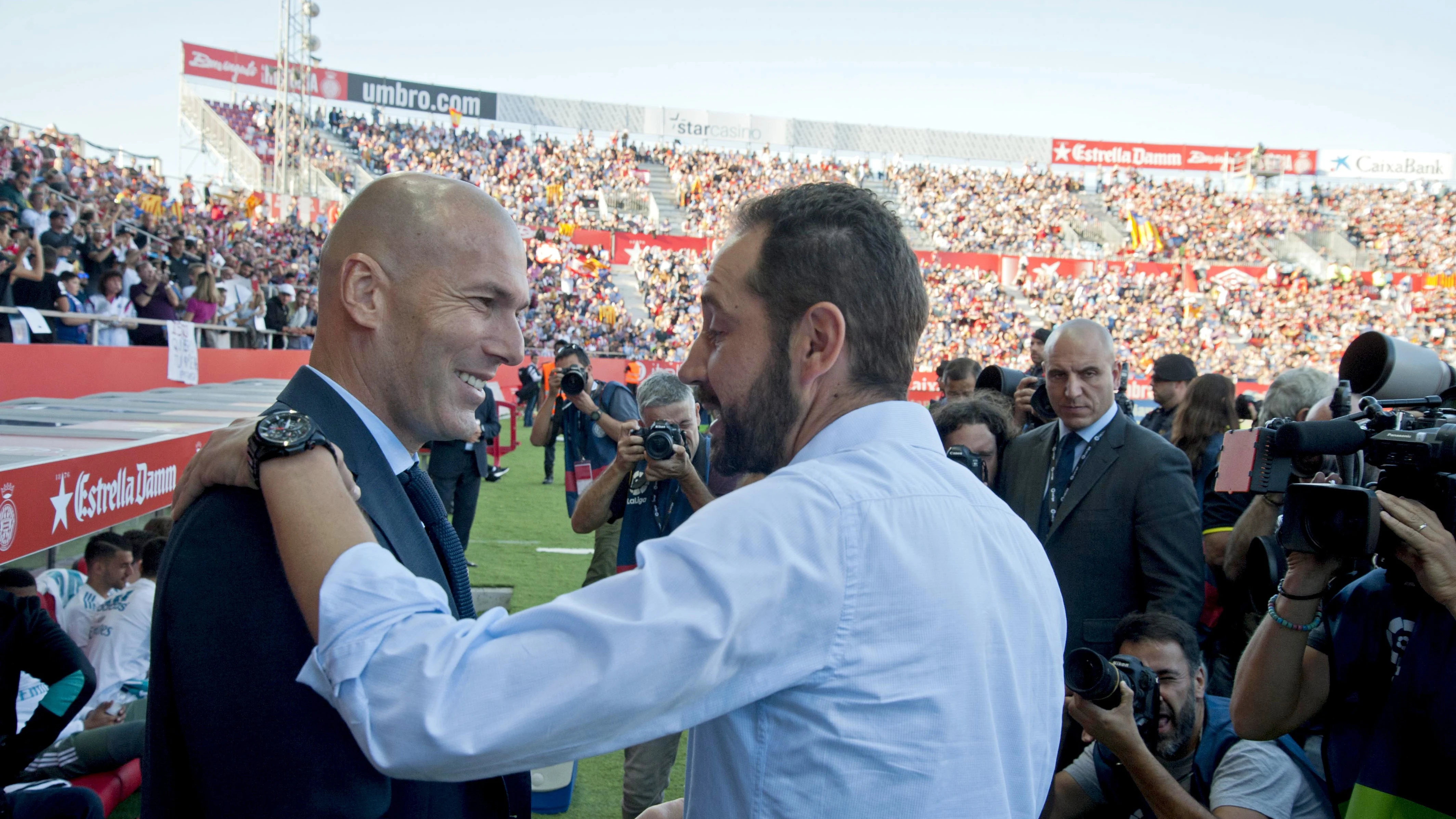 Pablo Machín saluda a Zidante antes del comienzo del partido