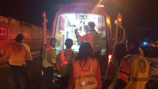 Los sanitarios de Samur estabilizan e intuban en el lugar al herido Los sanitarios de Samur estabilizan e intuban en el lugar al herido