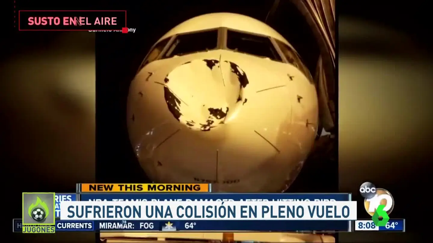 Aspecto del avión de los Thunder tras el impacto en pleno vuelo Aspecto del avión de los Thunder tras el impacto en pleno vuelo