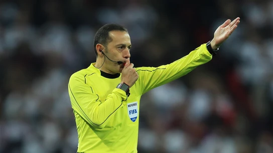Cüneyt Cakir, en un partido de la fase de clasificación para el Mundial 2018 Cüneyt Cakir, en un partido de la fase de clasificación para el Mundial 2018