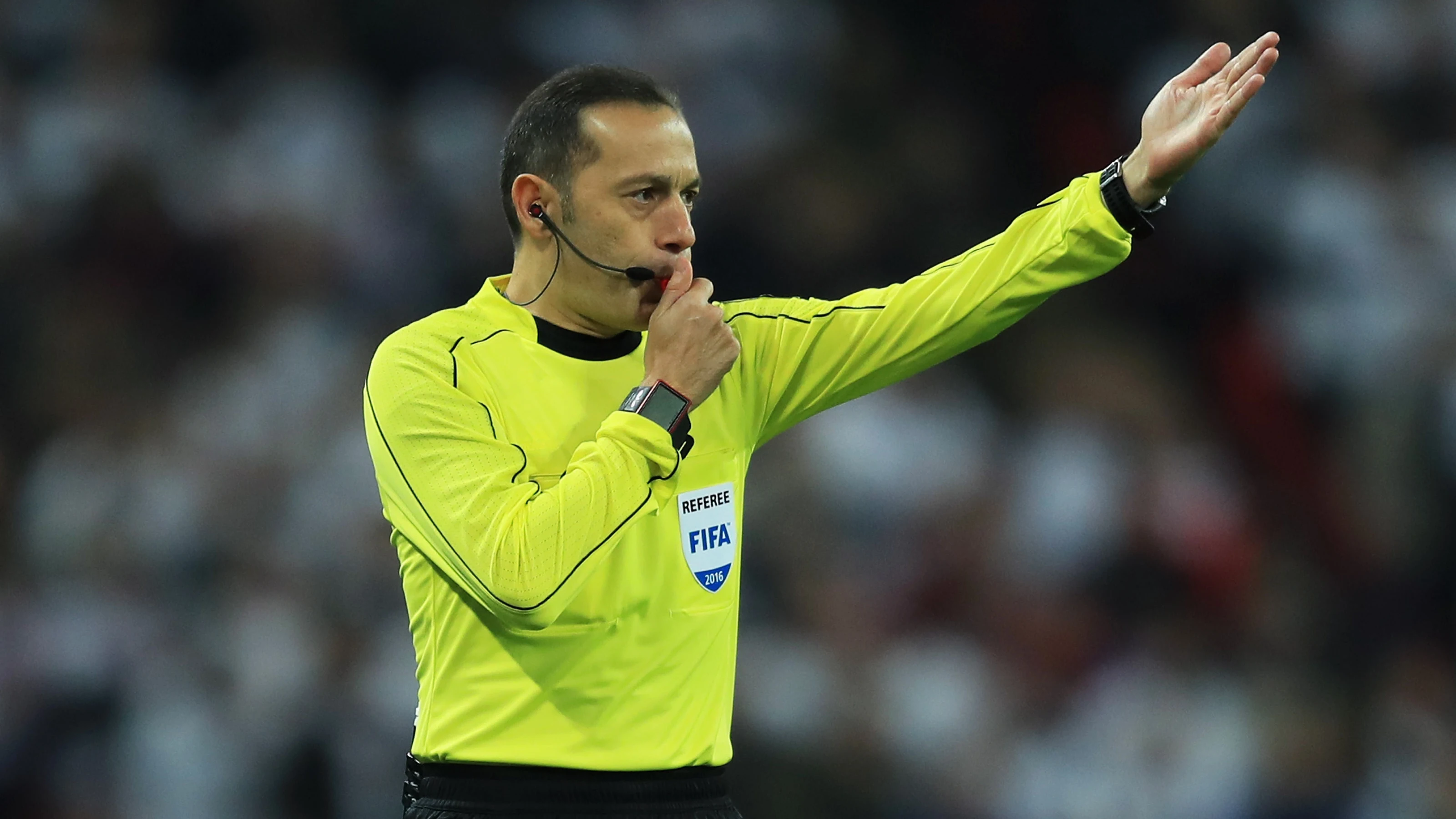 Cüneyt Cakir, en un partido de la fase de clasificación para el Mundial 2018