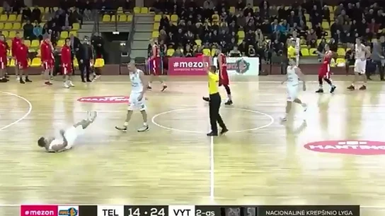 Un jugador derriba de un puñetazo a su compañero Un jugador derriba de un puñetazo a su compañero