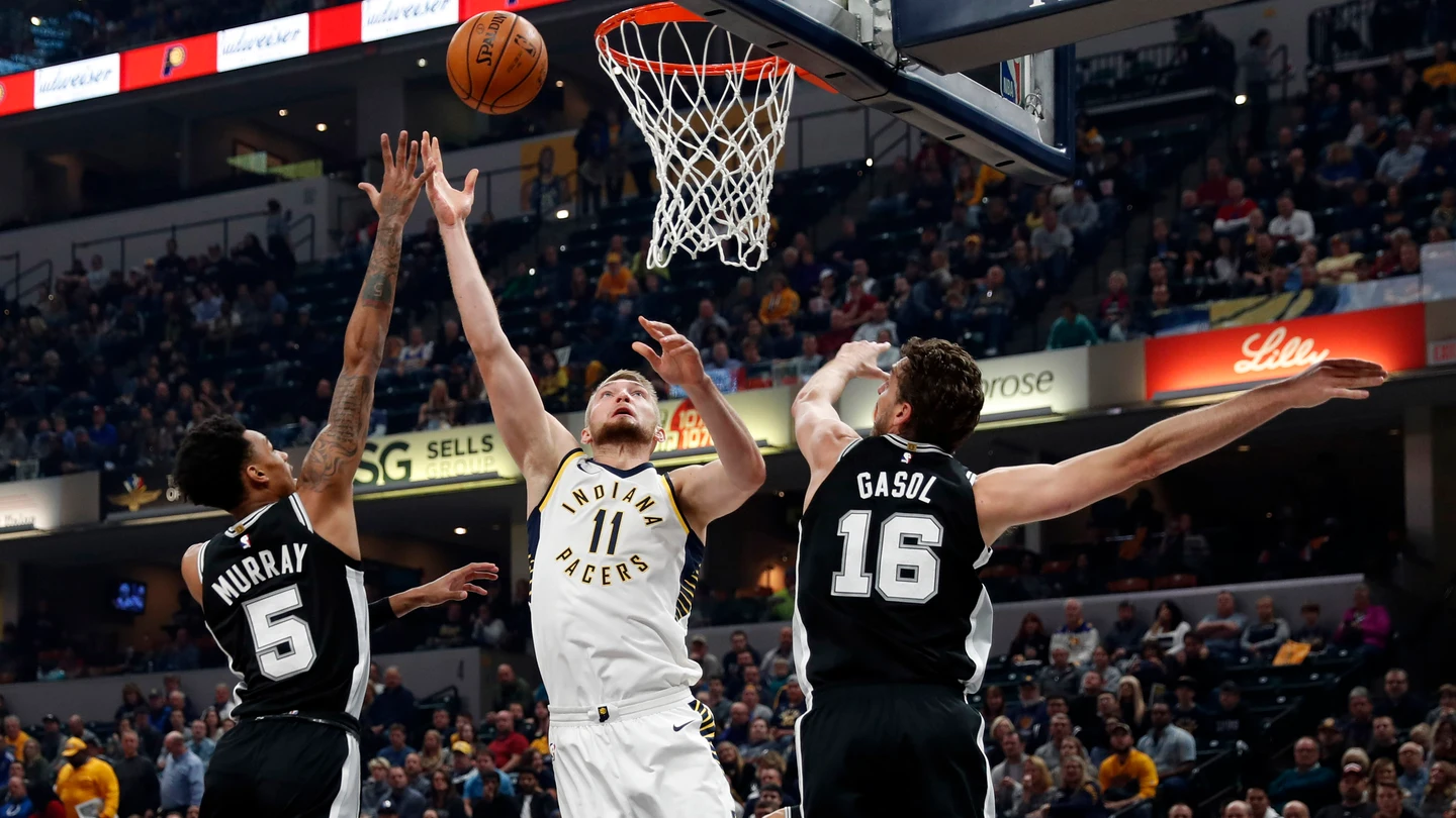 Pau Gasol trata de impedir una canasta ante Indiana Pau Gasol trata de impedir una canasta ante Indiana