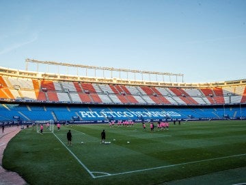El Atlético de Madrid entrena en el Vicente Calderón El Atlético de Madrid entrena en el Vicente Calderón