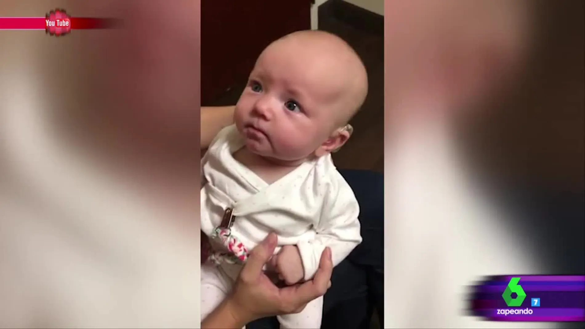 La tierna reacción de Charlotte, una bebé sorda, al escuchar por primera vez la voz de su madre