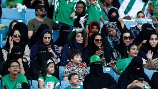 Mujeres de Arabia Saudí en un estadio 