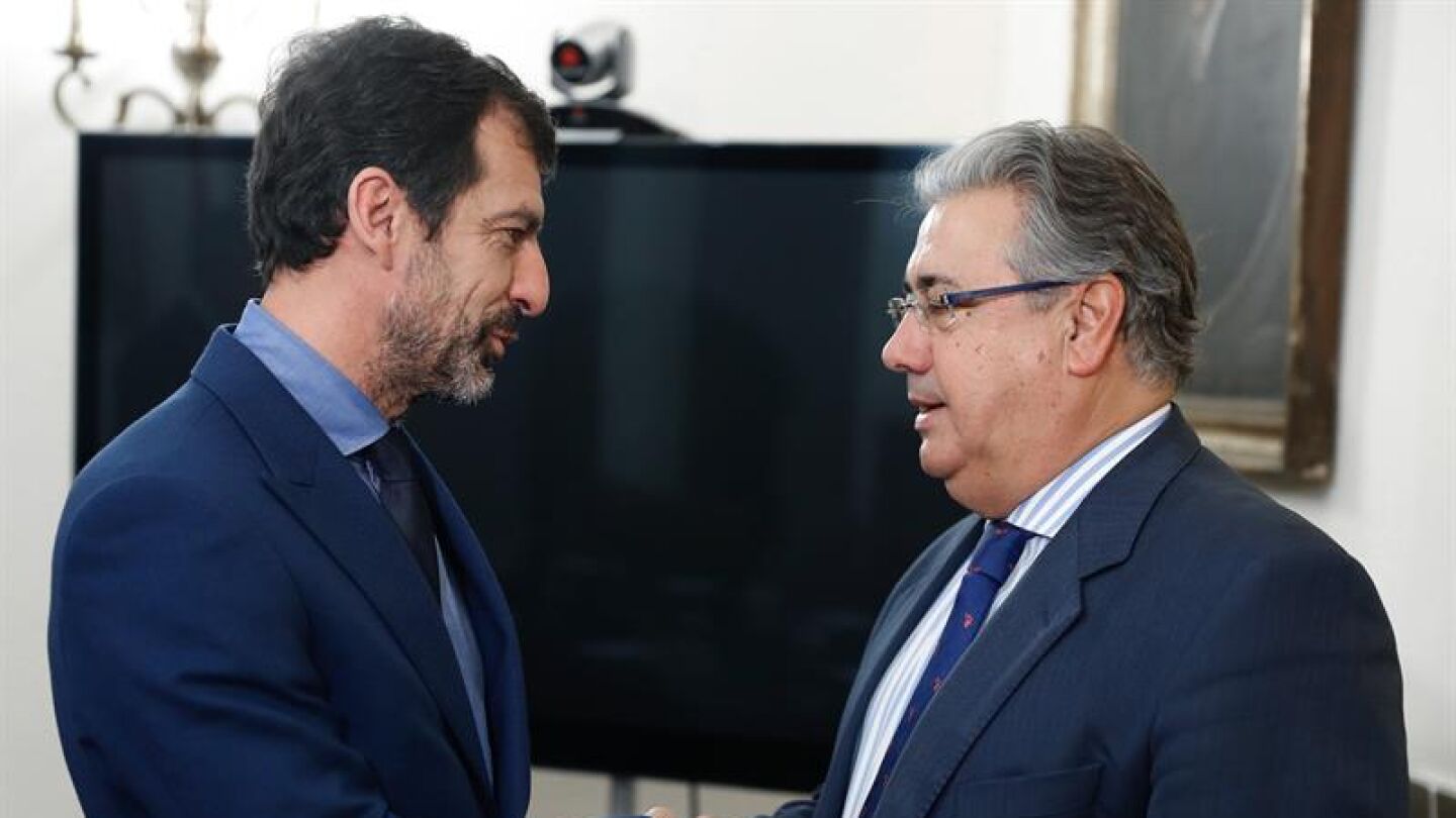 El ministro del Interior, Juan Ignacio Zoido, y el nuevo jefe de los Mossos d&acute;Esquadra, el comisario Ferran L&oacute;pez