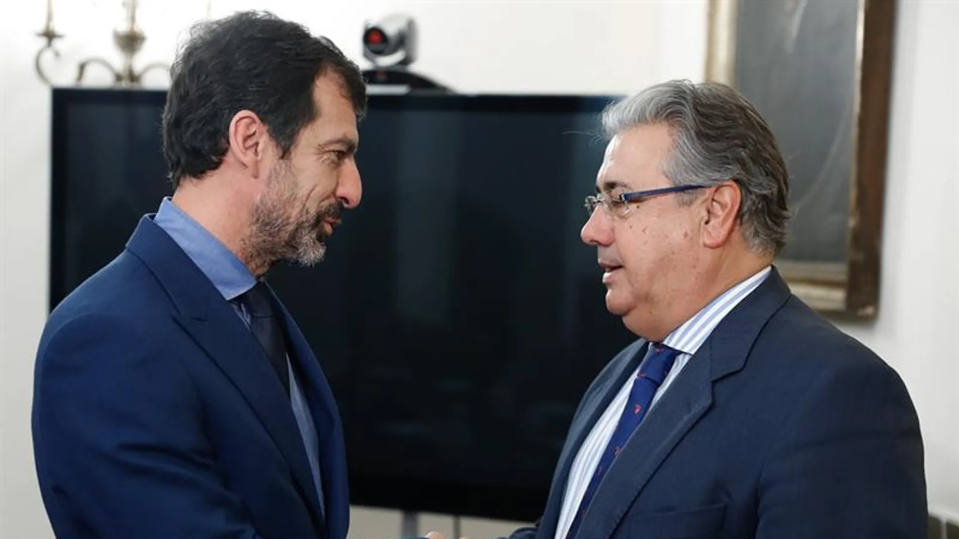 El ministro del Interior, Juan Ignacio Zoido, y el nuevo jefe de los Mossos d´Esquadra, el comisario Ferran López