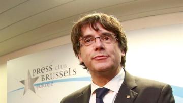 El expresidente de la Generalitat de Cataluña Carles Puigdemont posan en el interior del club de la prensa de Bruselas