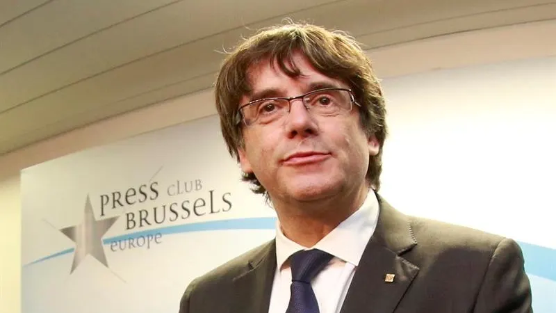 El expresidente de la Generalitat de Cataluña Carles Puigdemont posan en el interior del club de la prensa de Bruselas