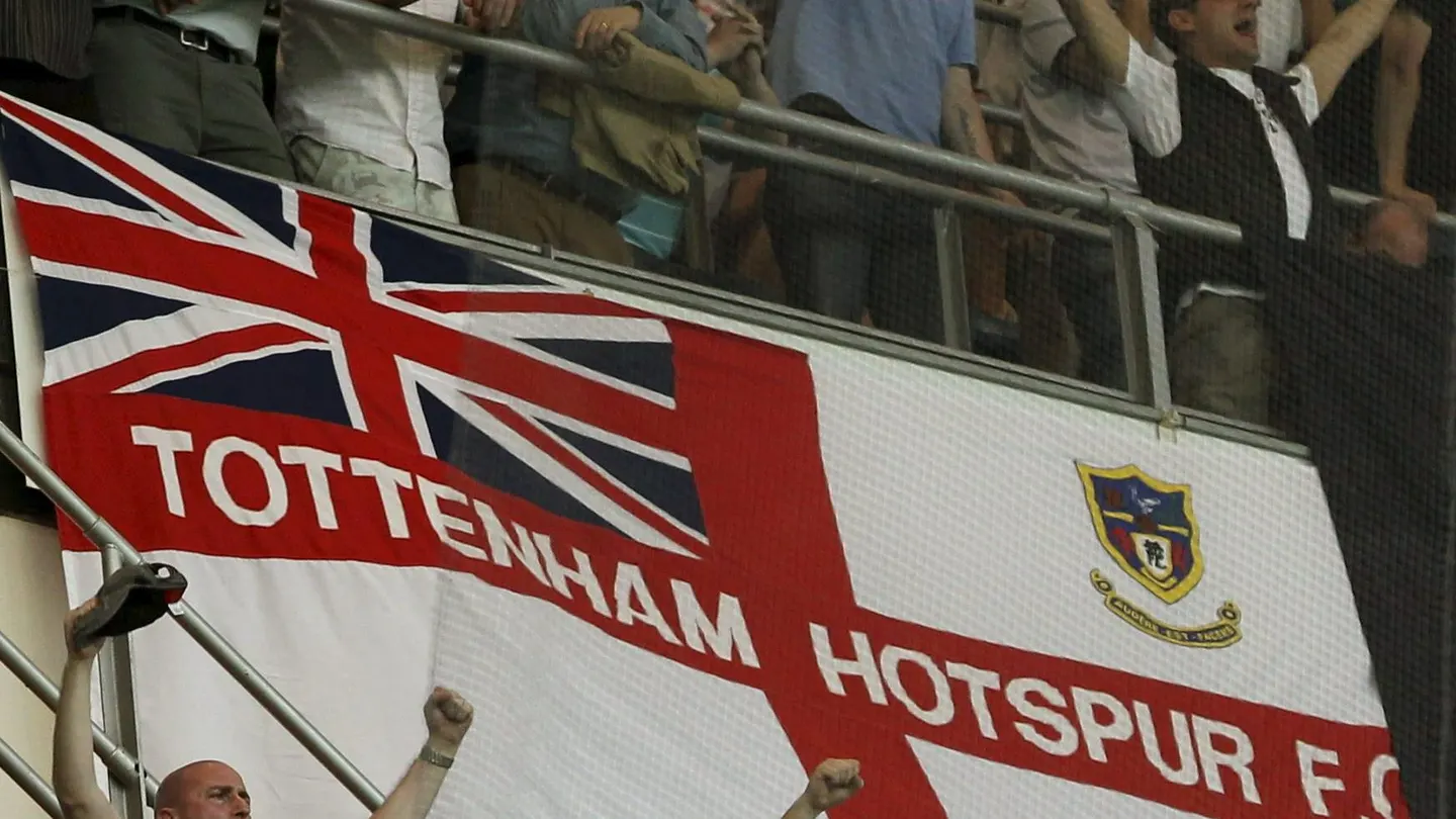 El Tottenham suspende a dos aficionados El Tottenham suspende a dos aficionados