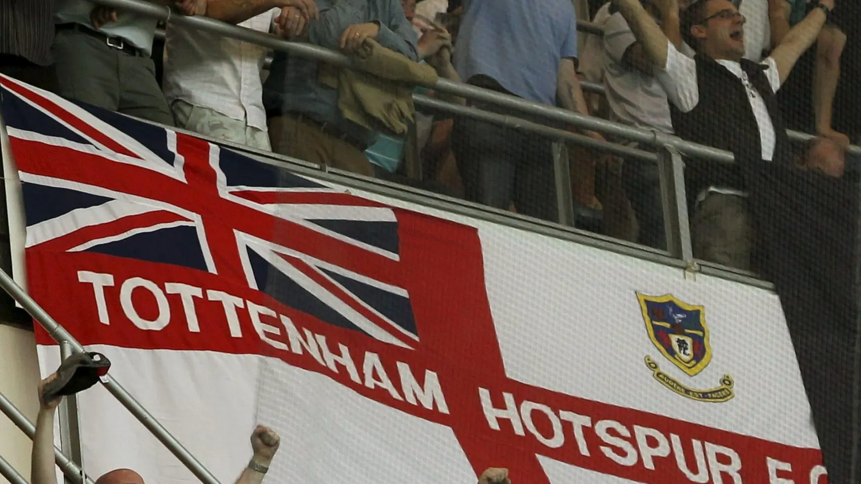 El Tottenham suspende a dos aficionados