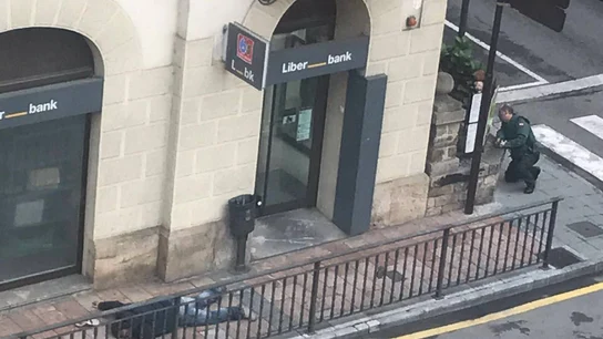 Tiroteo en el centro de Cangas de Onís por un atraco a una sucursal bancaria Tiroteo en el centro de Cangas de Onís por un atraco a una sucursal bancaria