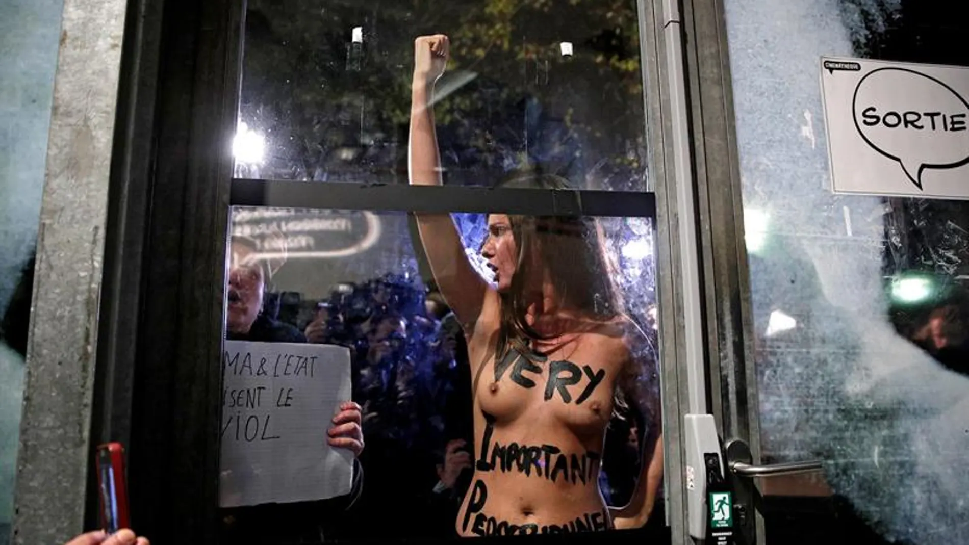 Activistas del grupo feminista ucraniano Femen protestan contra Roman Polanski