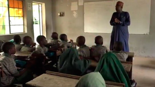 La conmovedora historia de un profesor nigeriano que abri&oacute; una escuela gratuita durante el conflicto de Boko Haram