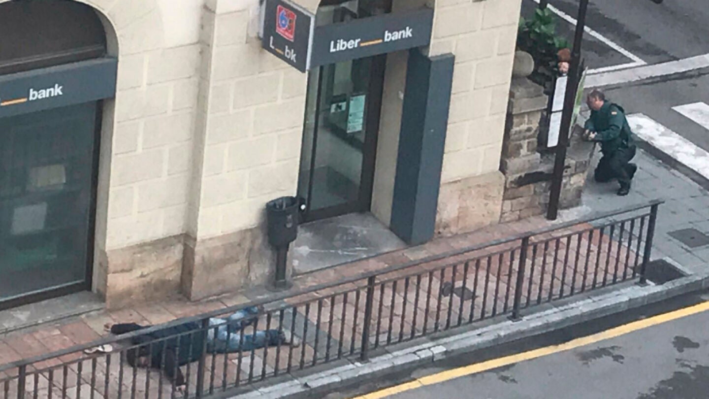 Imagen del atraco a una sucursal bancaria en Cangas de On&iacute;s