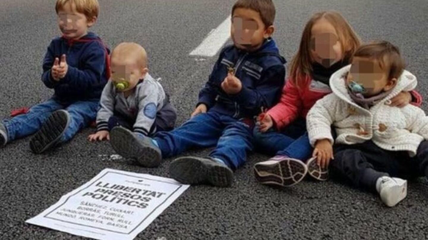Imagen de ni&ntilde;os en la carretera durante la huelga del 8 de noviembre en Catalu&ntilde;a