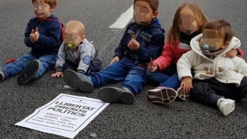Imagen de niños en la carretera durante la huelga del 8 de noviembre en Cataluña Imagen de niños en la carretera durante la huelga del 8 de noviembre en Cataluña