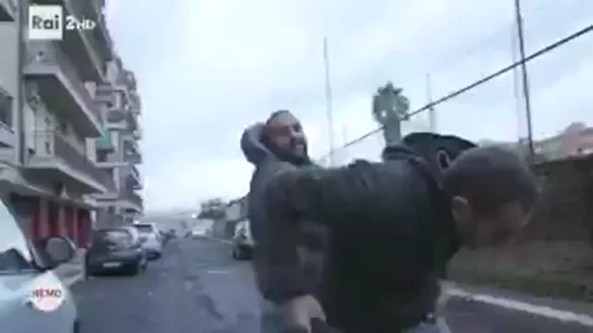 La brutal agresión del hermano de un capo mafioso a un periodista que le entrevistaba en Roma La brutal agresión del hermano de un capo mafioso a un periodista que le entrevistaba en Roma