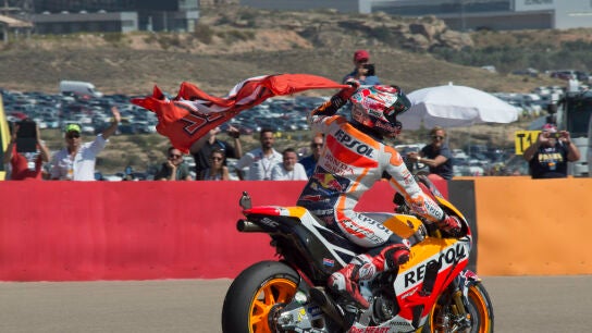 Marc M&aacute;rquez celebra el triunfo en Arag&oacute;n con la bandera del 93