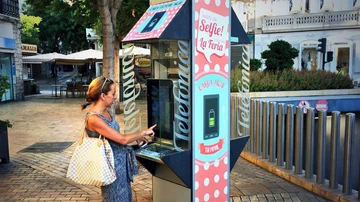  Cabina telefónica convertida en oficina turística portátil