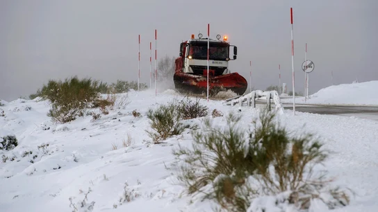 Una quitanieves limpia la carretera CA-183 de acceso a Alto Campoo Una quitanieves limpia la carretera CA-183 de acceso a Alto Campoo