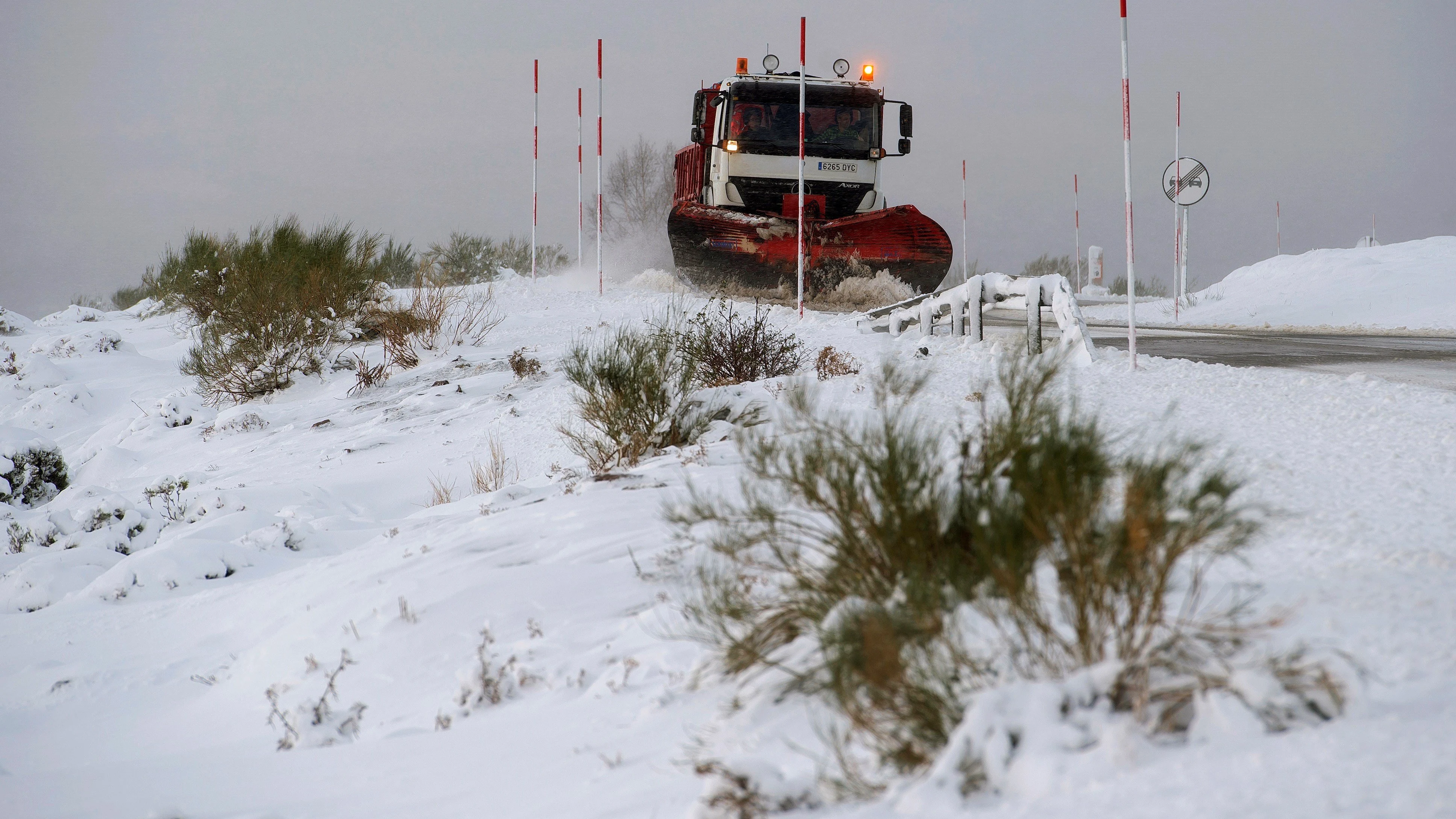 Una quitanieves limpia la carretera CA-183 de acceso a Alto Campoo Una quitanieves limpia la carretera CA-183 de acceso a Alto Campoo
