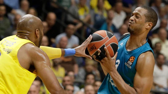 Anthony Randolph trata de encestar ante la defensa del Maccabi Anthony Randolph trata de encestar ante la defensa del Maccabi