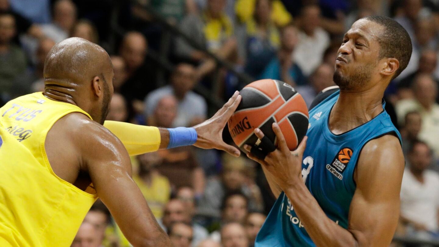 Anthony Randolph trata de encestar ante la defensa del Maccabi
