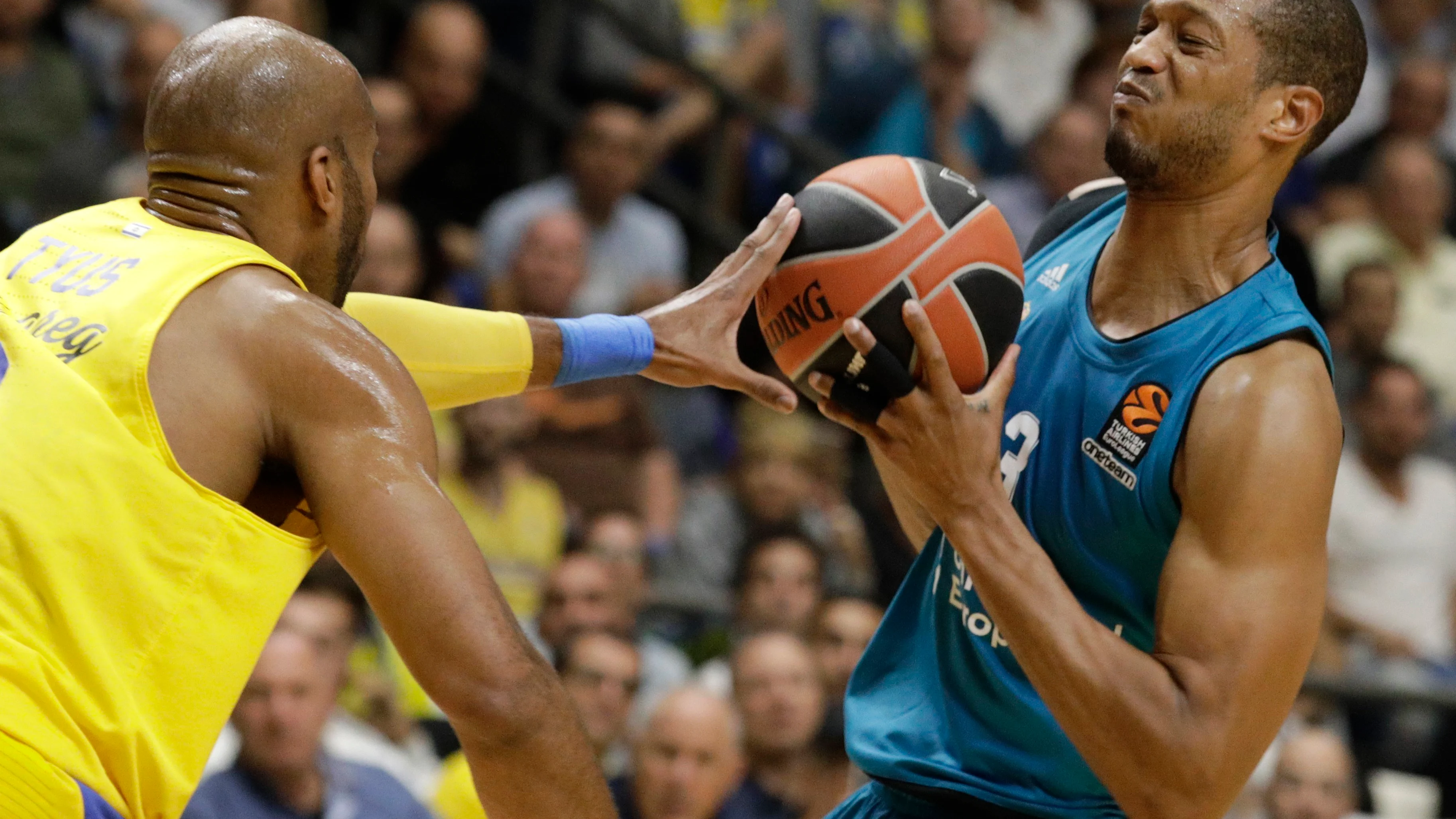 Anthony Randolph trata de encestar ante la defensa del Maccabi