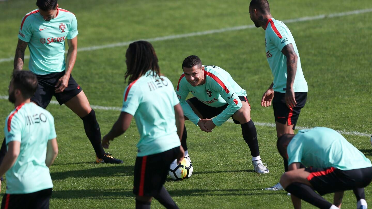 Los jugadores de la selecci&oacute;n portuguesa se ejercitan