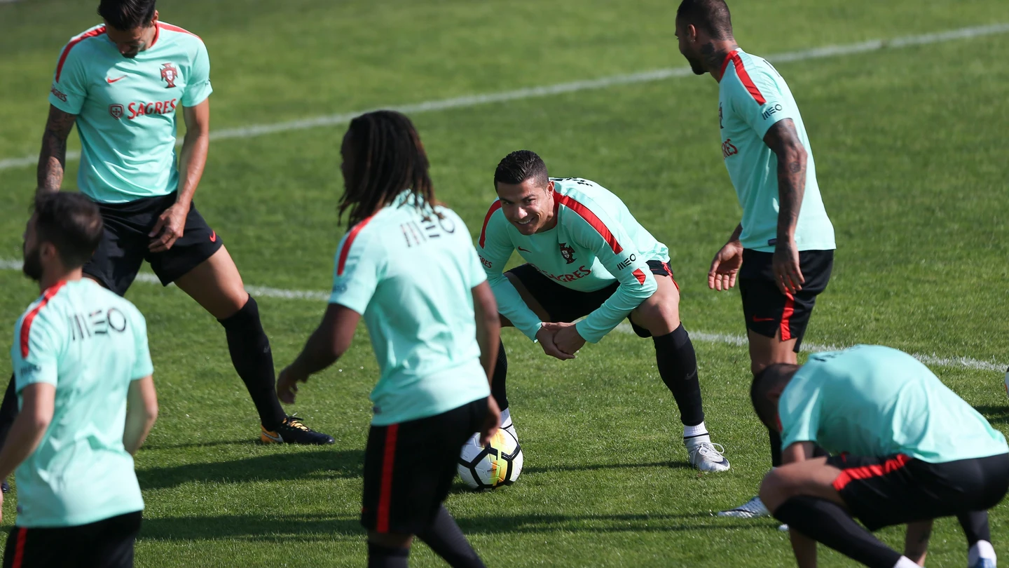 Los jugadores de la selección portuguesa se ejercitan Los jugadores de la selección portuguesa se ejercitan